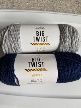 Big Twist yarn
Size: 6oz ea
Color: grey&sapphire
Lot of 2
